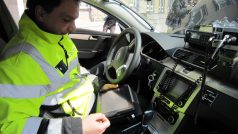 Policisté mohou v novém passatu měřit rychlost aut také v protisměru. Vůz je navíc vybaven i kamerou, která zachytí například předjíždění přes plnou čáru.
