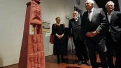 Prezident Václav Klaus si prohlíží jednu z plastik umělce Jana Koblasy (vlevo)