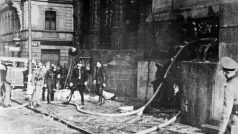 Hasiči u kostela sv. Cyrila a Metoděje v Resslově ulici, ve kterém výsadkáři několik hodin vzdorovali přesile německých jednotek