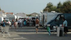 Romové se svými karavany každoročně v květnu přijíždějí na pouť ke svaté Sáře do francouzského městečka Saintes-Maries-de-la-Mer