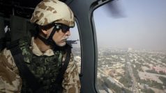Náčelník generálního štábu Petr Pavel sleduje z amerického vrtulníku afghánské hlavní město Kábul při své první návštěvě českých vojáků v misi ISAF