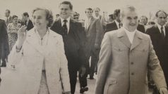 Diktátor Ceauşescu se ženou na archívní fotografii