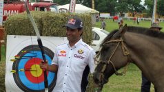 Katařan Nasser Al-Attiyah pózuje pro novináře