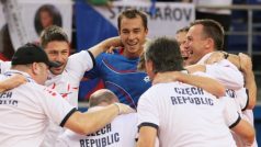 Lukáš Rosol (v modrém v pozadí) vybojoval pro Česko semifinále Davis Cupu