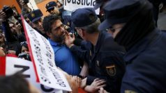 Španělská policie rozehnala demonstranty před domem šéfa kongresu