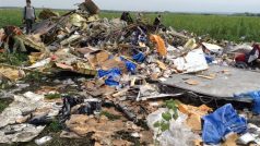 Trosky letadla Malajsijských aerolinií sestřeleného nad východní Ukrajinou