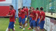 Mladoboleslavští fotbalisté se rozcvičují před tréninkem v Širokém Brijegu