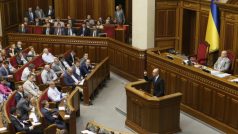 Ukrajinský premiér Arsenij Jaceňuk oznámil demisi své vlády