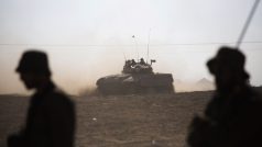 Izraelský tank na hranici s Pásmem Gazy