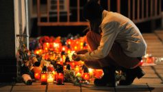Před školou ve Žďáru nad Sázavou hoří svíčky, lidé vzpomínají na zabitého studenta