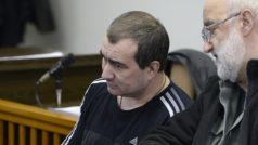 Odsouzený Jevgenij Dogajev (vlevo) vyhrožoval posádce výbuchem letadla. Na snímku s obhájcem Adamem Černým