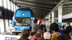 První den provozu vlakového napojení - nová zastávka na Letišti Leoše Janáčka v Mošnově u Ostravy
