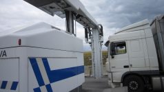 Celníci do útrob kamionů nahlíží rentgenem