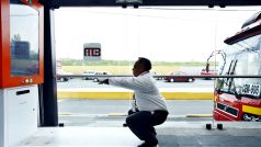 V mexické metropoli můžou nově cestující platit za jízdenku deseti dřepy