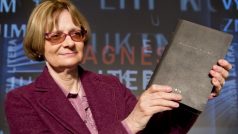 Spisovatelka Daniela Hodrová získala hlavní cenu v soutěži Magnesia Litera za román Točité věty