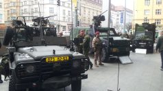 Během Army dne na pražské Floře vojáci předvádí i bojovou techniku