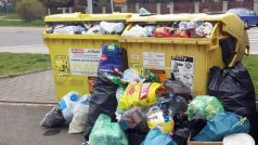 Hromada odpadků u kontejneru