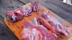 Hovězí maso nakrájíme na menší kostičky, vepřové na větší kostičky (různé velikosti kvůli délce vaření masa)