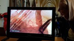 Archeologové zavedli kameru do nově objevené dutiny v kostele na Piaristickém náměstí v Českých Budějovicích. Jsou tu zřejmě uloženy ostatky Jindřicha Libraria, prvního převora dominikánského kláštera