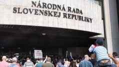 Demonstrace před budovou slovenského parlamentu