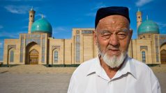 Uzbek před komplexem Hazrati Imam v Taškentu
