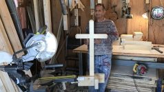 Truhláře Grega Zanise proslavily bílé kříže, které vyrábí a po celých USA rozváží na místa vražd