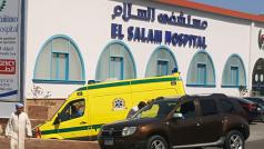 Egyptská sanitka u nemocnice El Salam, do které byly převezeny zraněné ženy z útoku v hotelu Zahabia.