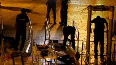 Izraelští policisté rozebírají detektory kovů u vstupů na Chrámové hory.