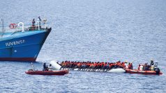 Německá nezisková organizace Jugend Rettet zachraňuje migranti ze Středozemního moře u libyjského pobřeží.