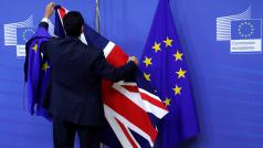 V sídle Evropské komise věší vlajky před prvním jednáním s Velkou Británii o brexitu
