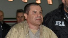 Drogový boss Joaguín Guzmán, zvaný El Chapo - tedy Prcek (uprostřed)
