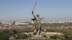 Slavná socha Matka vlast volá, která se tyčí nad ruským Volgogradem – dříve Stalingradem