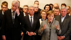 Německá kancléřka Angela Merkelová přemlouvá před médii poté, co jednání o nové koalici selhala
