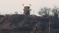 Vlajka KLDR se třepotá na střeše severokorejské strážní budky na hranici mezi Severem a Jihem (3. ledna 2018).