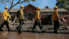 Záchranáři pátrají po pohřešovaných po záplavách v devítitisícovém městě Montecito v Kalifornii
