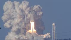 Start nejsilnější rakety současnosti Falcon Heavy společnosti SpaceX.