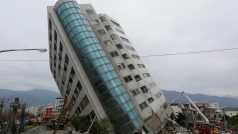 Při zemětřesení se ve městě Chua-lien částečně zřítilo několik budov