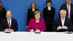 Zástupci Velké koalice podepisují smlouvu o spolupráci. Zleva: Olaf Scholz (SPD), Angela Merkelová (CDU) a Horst Seehofer (CSU)