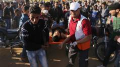 Zraněný Palestinec během protestů v pásmu Gaza