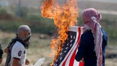 demonstranti v pásmu Gaza pálí americkou vlajku