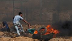 Palestinci pálí pneumatiky během protestů.