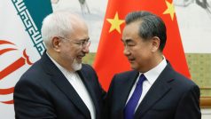 Íránský ministr zahraničí Mohammad Džavád Zaríf (vlevo) a šéf čínské diplomacie Wang Ie