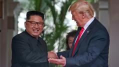 První setkání Donalda Trumpa a Kim Čong-una hýří úsměvy a stisky rukou, ale co se skrývá pod povrchem?