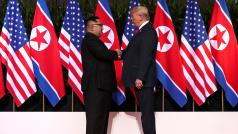 Donald Trump a Kim Čong-un při společném setkání