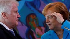 Ministr vnitra Horst Seehofer (vlevo) a německá kancléřka Angela Merkelová