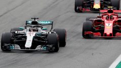 Lewis Hamilton předjel na trati Kimiho Räikkönena