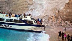 Turisté nastupují na loď poté, co se na pláži Navagio na řeckém ostrově Zakynthos zřítila skála