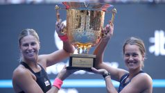 Andrea Sestini Hlaváčková s Barborou Strýcovou po vítězství na turnaji v Pekingu