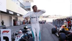 Lewis Hamilton po vítězství ve Velké ceně Japonska