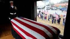 Lidé vyjadřují úctu americkému exprezidentovi Georgi Bushovi staršímu, jehož rakev převáží vlak na místo pohřbu v College Station